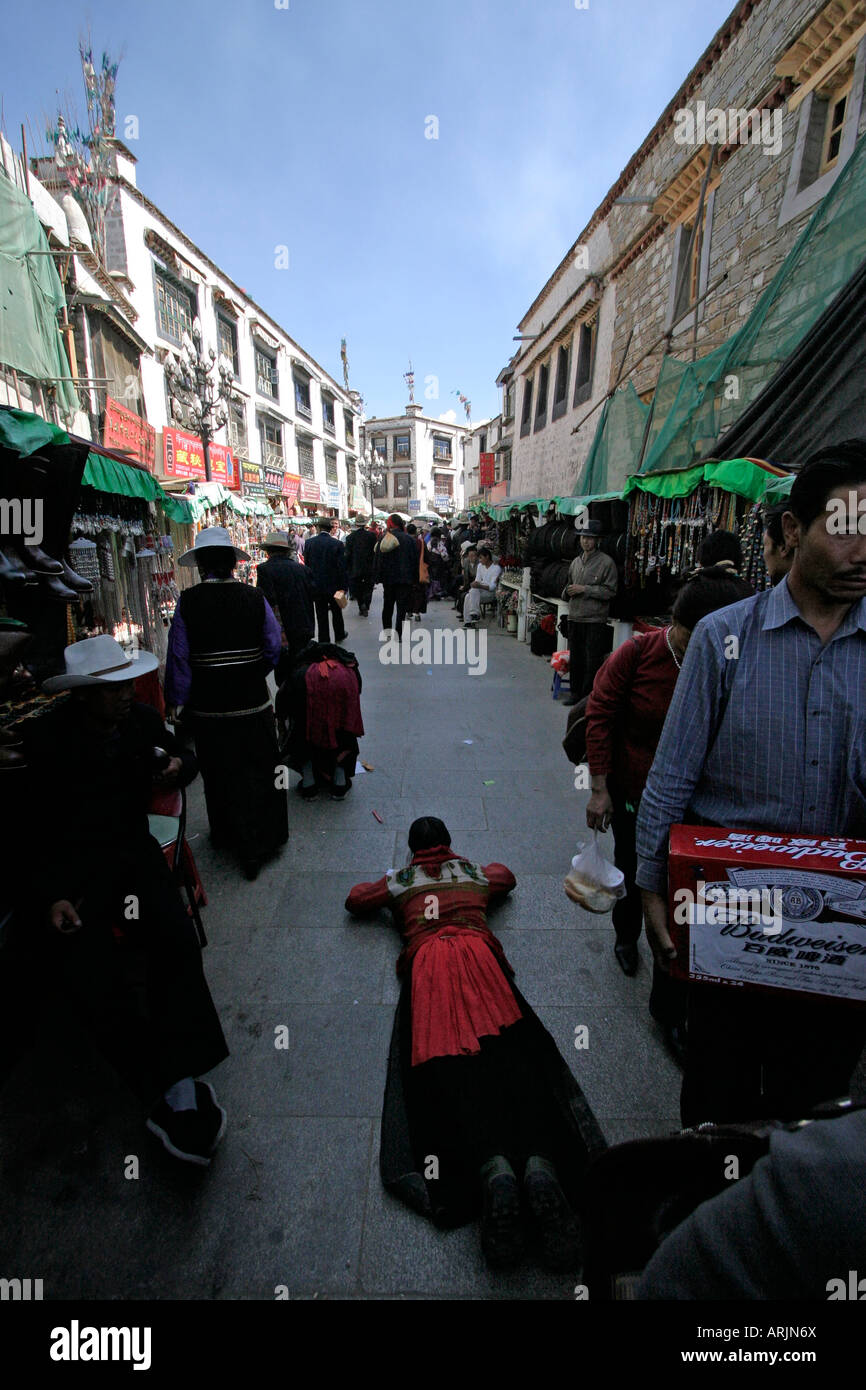 buddhistische Pilger niederwerfen auf Kora um Johkang, Lhasa, Tibet, china Stockfoto