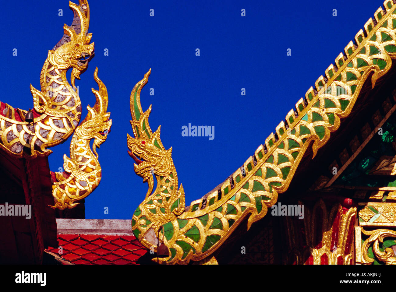 Nagas (heilige Schlangen) Dekoration auf Dach Tempel, Wat Phrathat Doi Suthep, Chiang Mai, Thailand Stockfoto