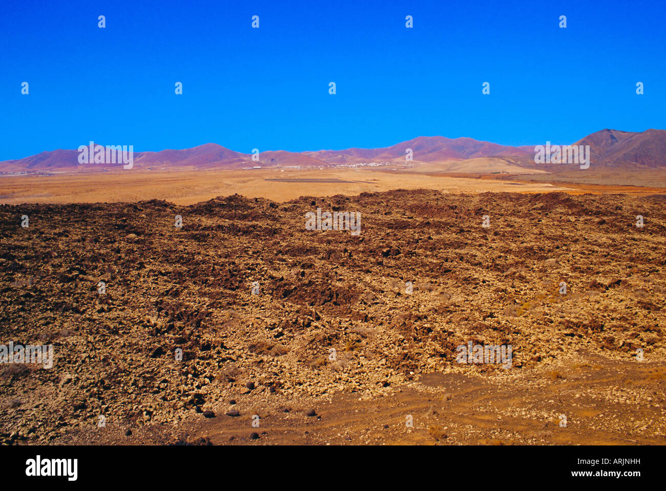 Vulkanische Landschaft mit Vulkanen im Hintergrund in der Nähe von Tiscamanita, Fuerteventura, Kanarische Inseln, Spanien Stockfoto