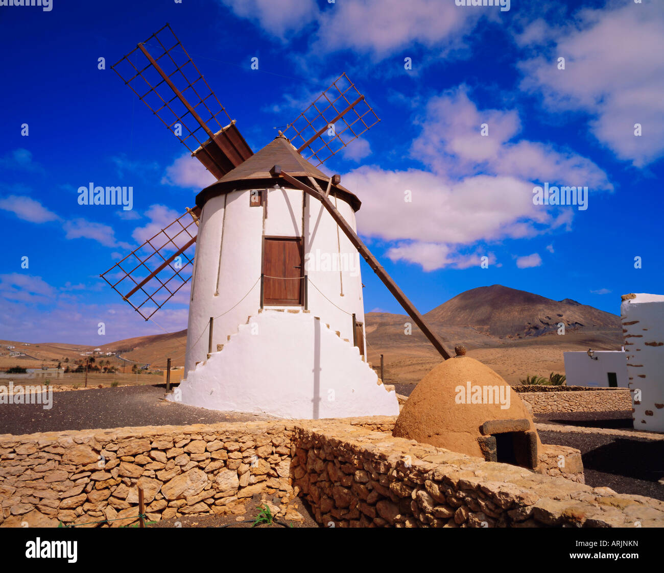 Alte Windmühle mit alten Steinofen, in der Nähe von Tiscamanita, Fuerteventura, Kanarische Inseln, Spanien Stockfoto
