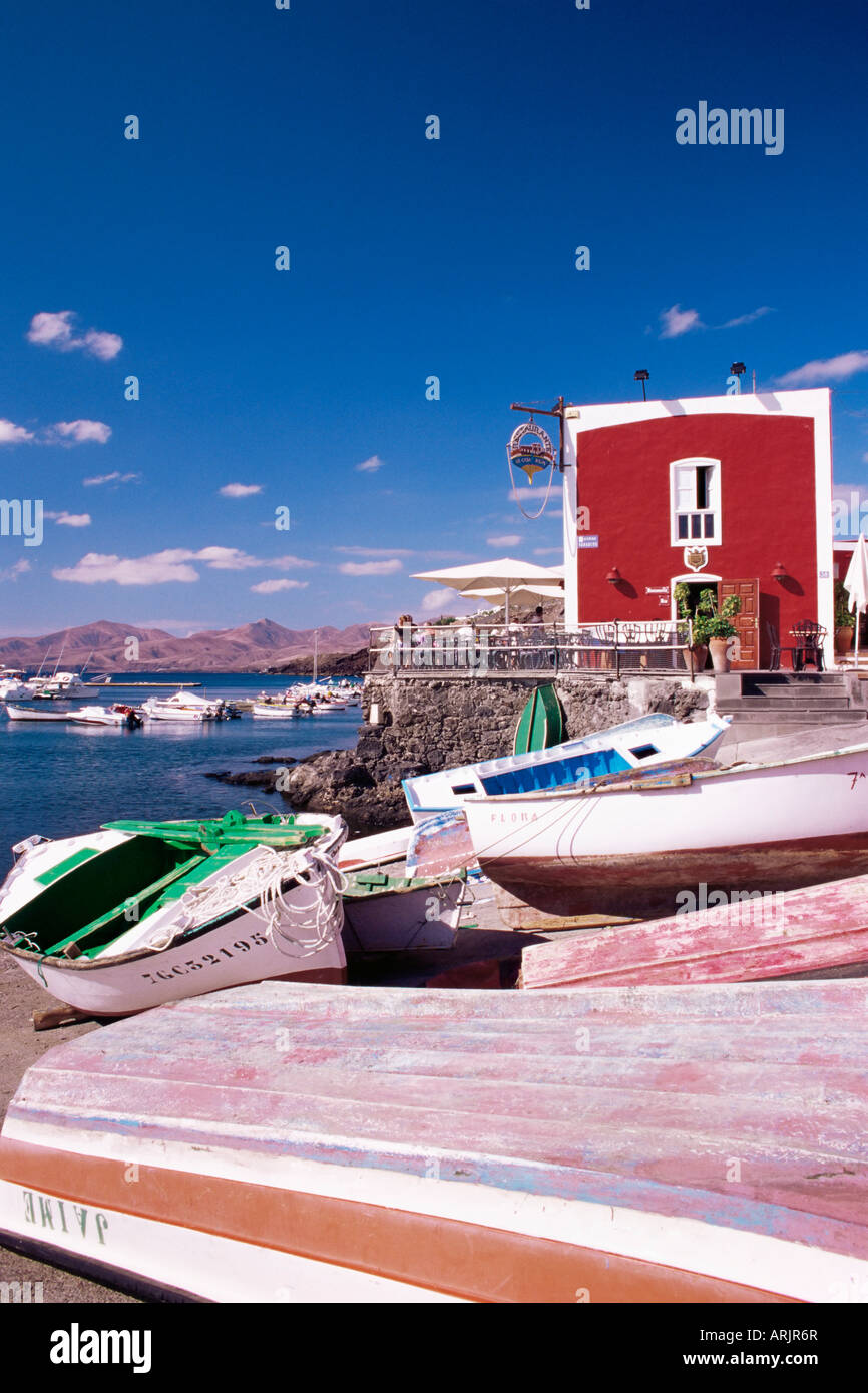 Boote und alten roten Haus im alten Hafen Puerto del Carmen, Lanzarote, Kanarische Inseln, Spanien, Atlantik, Europa Stockfoto