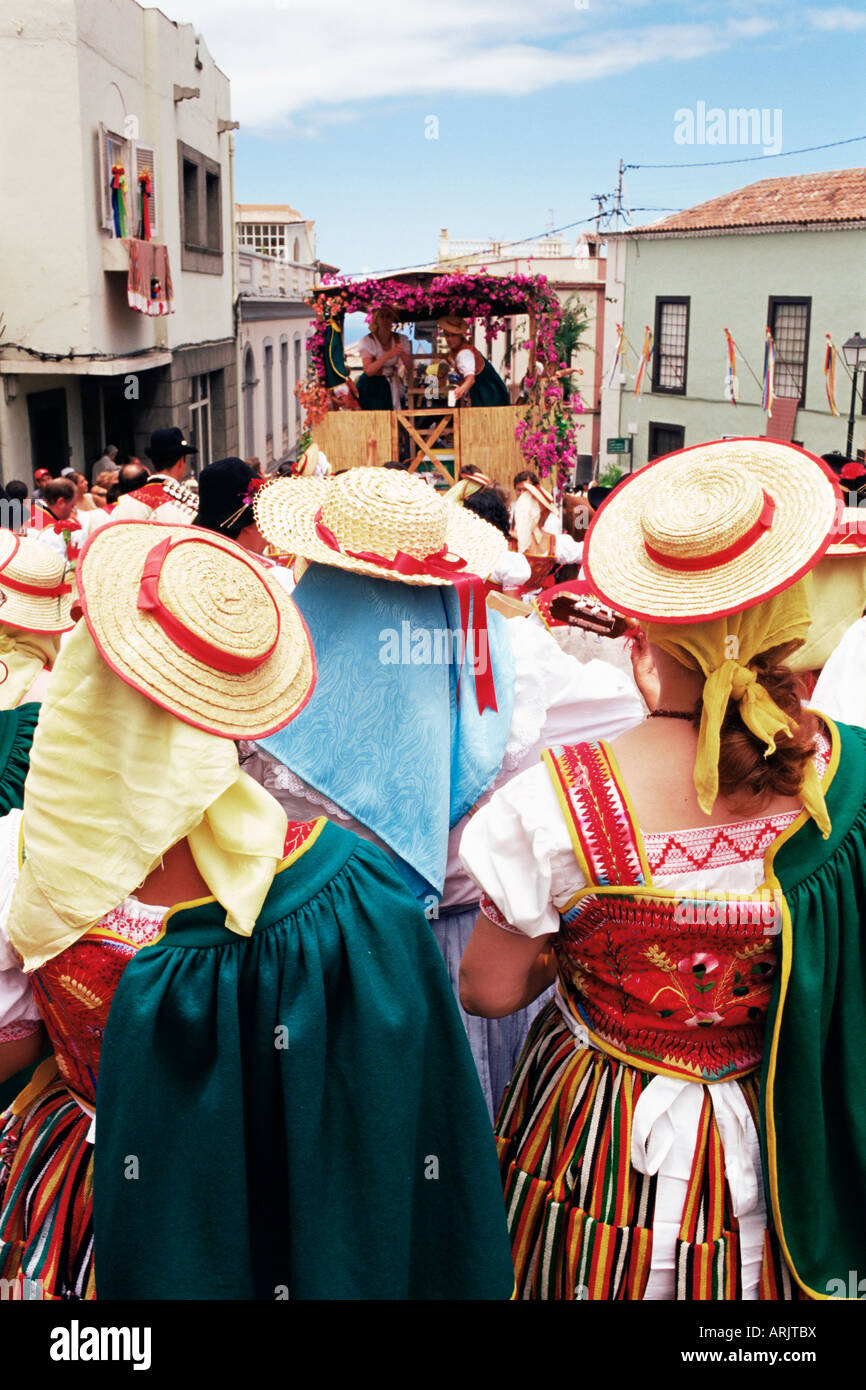 Menschen tragen traditionelle Kleidung während Fronleichnam Feier, La Orotava, Teneriffa, Kanarische Inseln, Spanien, Atlantik Stockfoto
