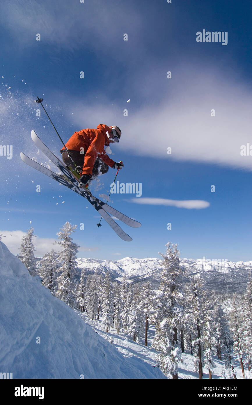 Seitenansicht eines Mannes Skifahren auf Schnee, Lake Tahoe, Kalifornien, USA Stockfoto
