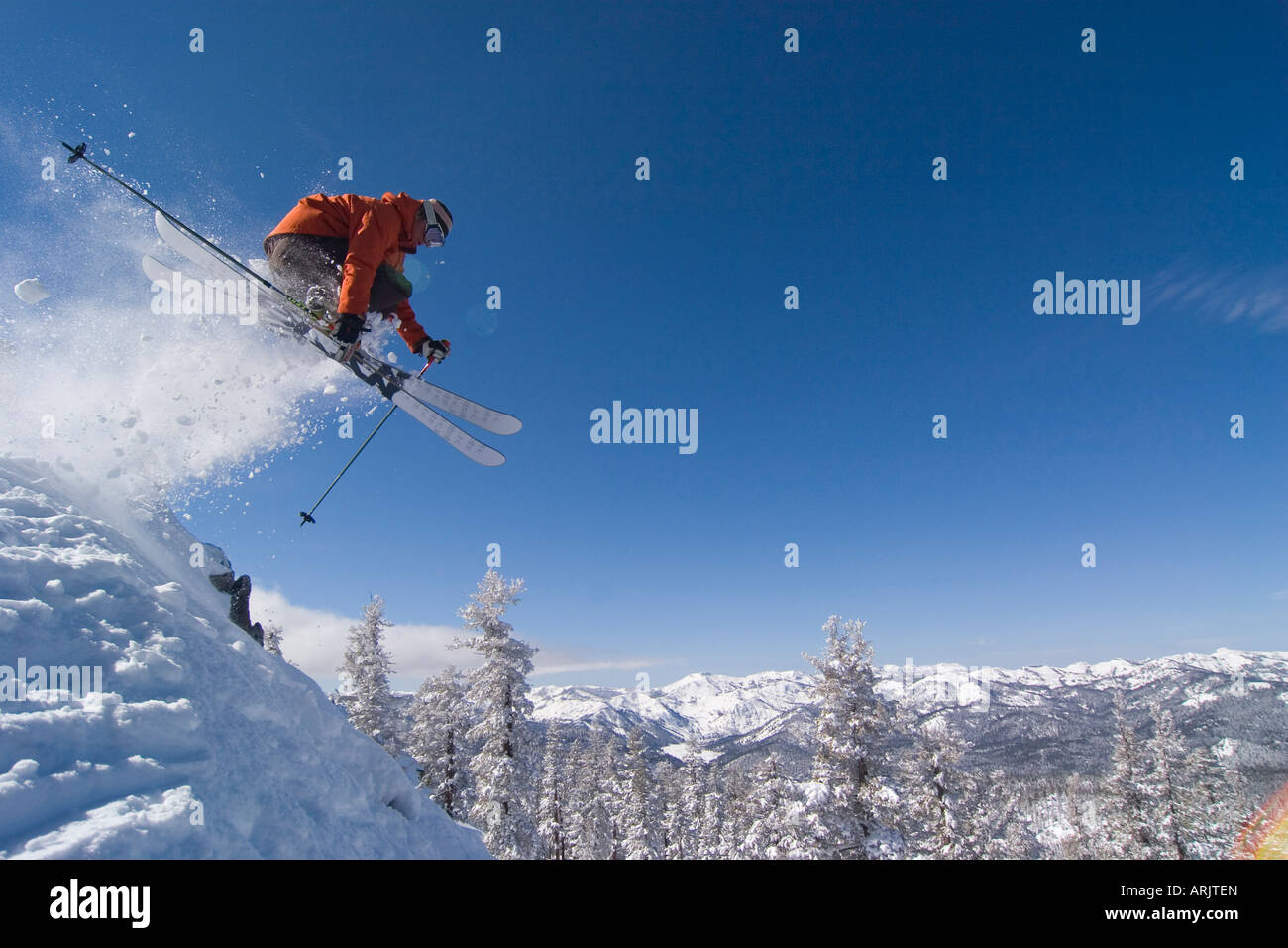 Seitenansicht eines Mannes Skifahren auf Schnee, Lake Tahoe, Kalifornien, USA Stockfoto