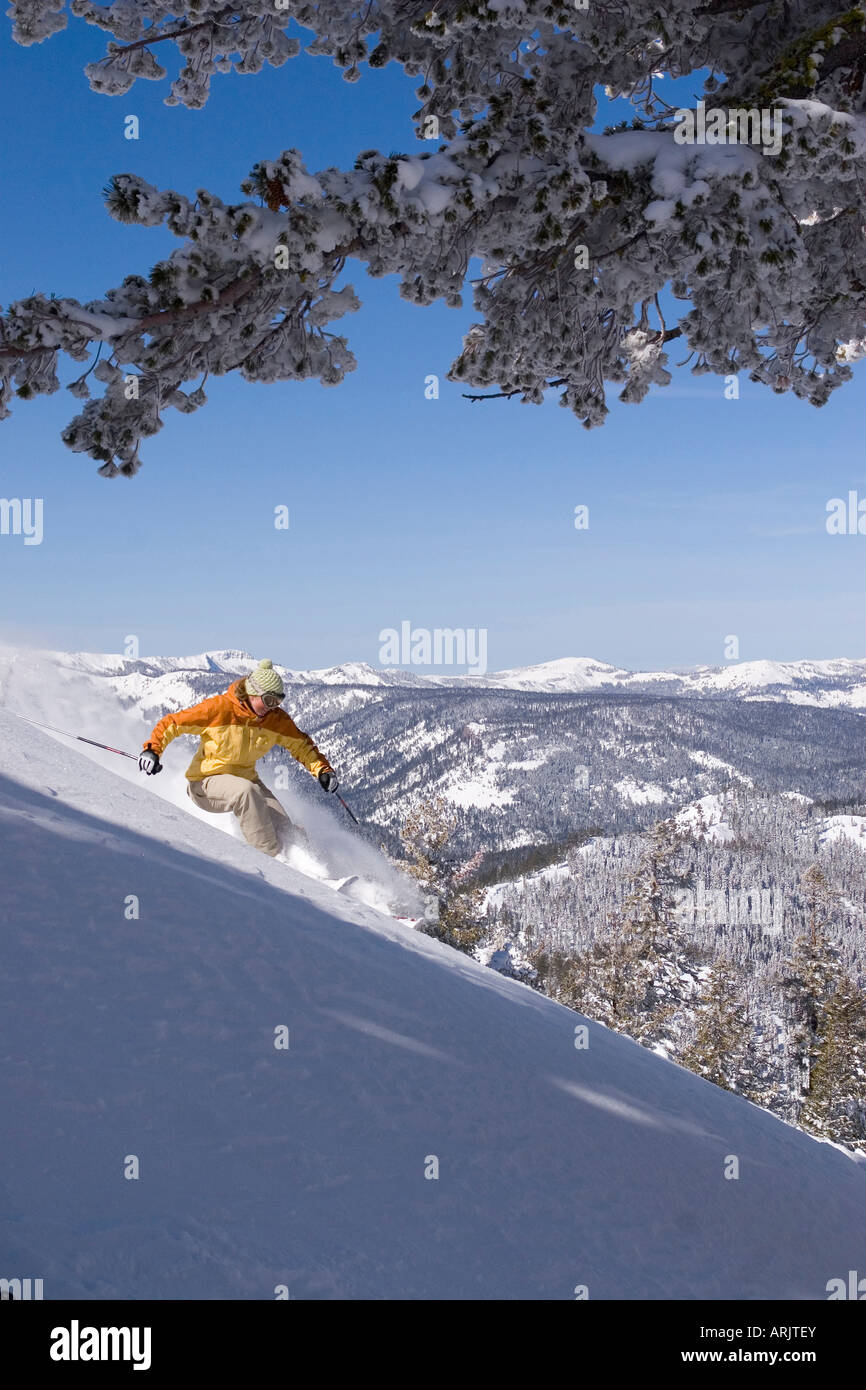 Frau Skifahren auf Schnee, Lake Tahoe, Kalifornien, USA Stockfoto