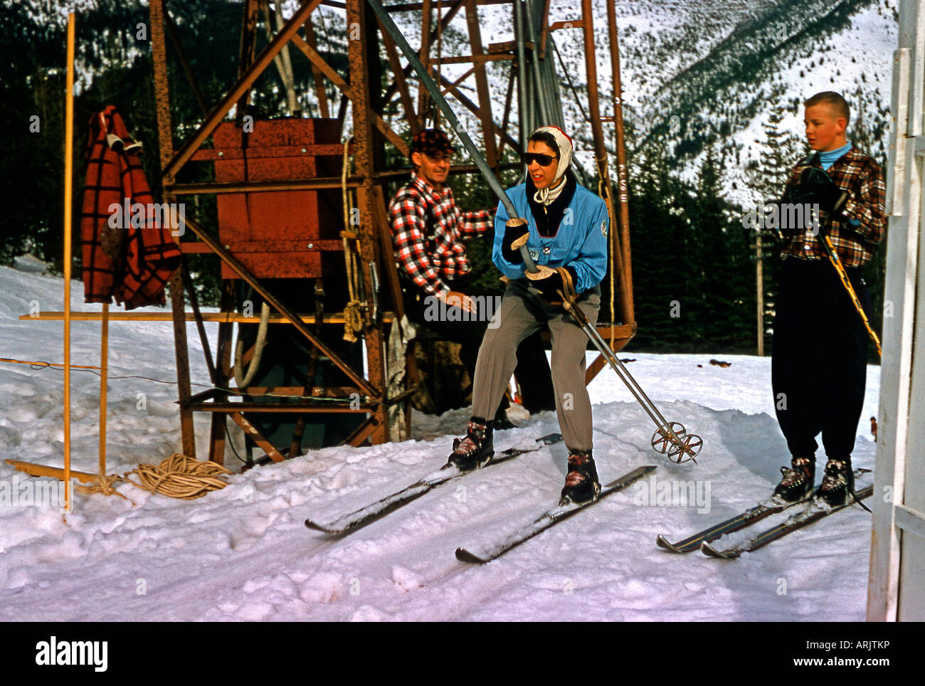 Skifahrer beginnt Aufstieg auf T bar, Skifahren Stil der 1950er, Lookout Pass, Wallace, Idaho, Montana, USA, c 1956 Stockfoto