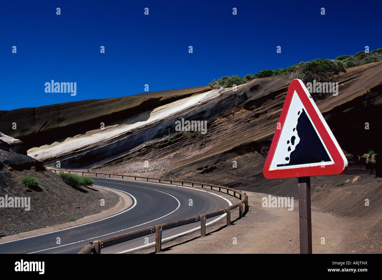 Melden Sie unterwegs mit geschichteten vulkanischen Felsen im Hintergrund, Parque Nacional del Teide, Teneriffa, Kanarische Inseln, Spanien Stockfoto