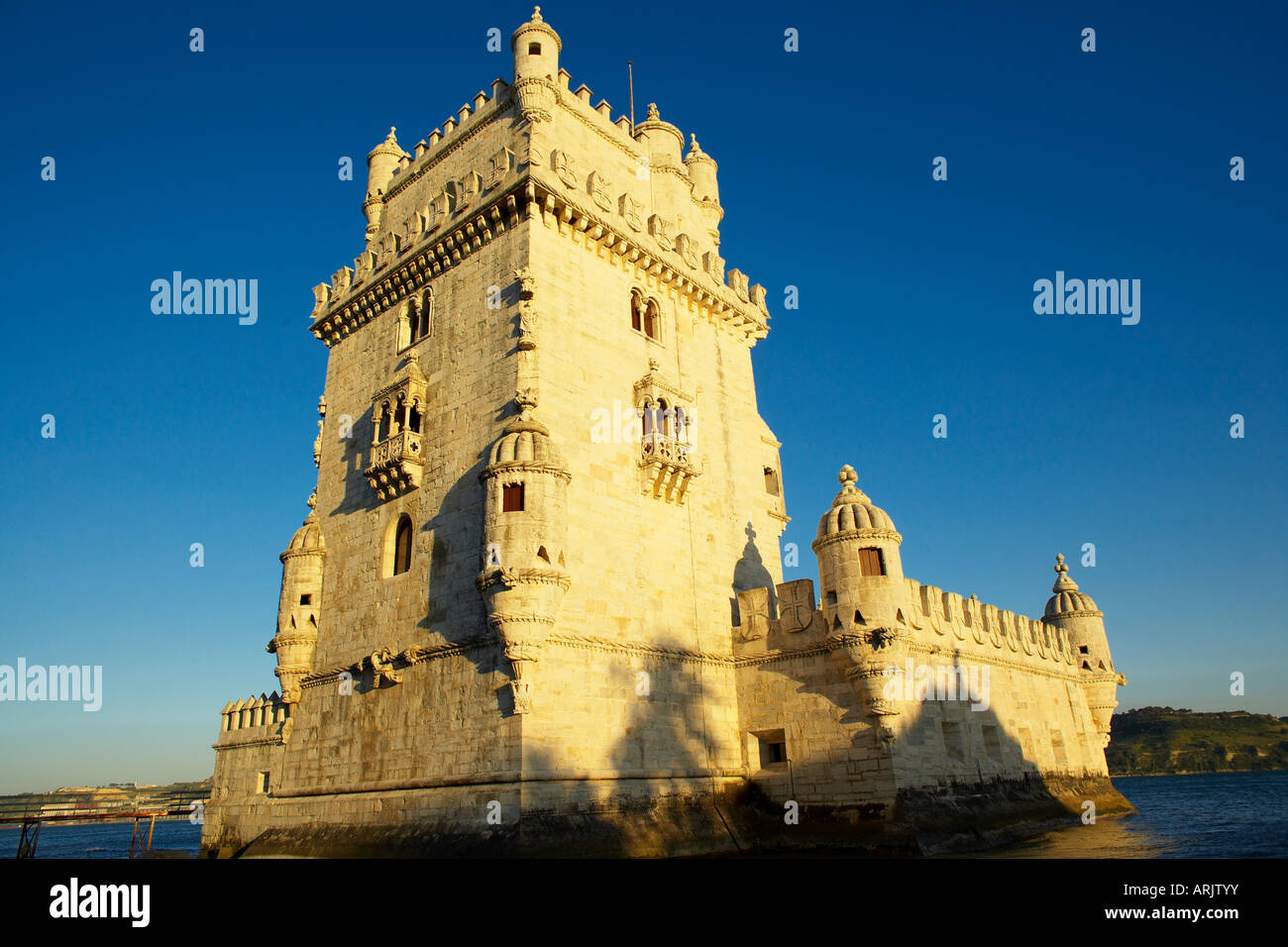 Turm von Belem (Torre de Belem) bei Sonnenuntergang, Belem, UNESCO-Weltkulturerbe, Lissabon, Portugal, Europa Stockfoto