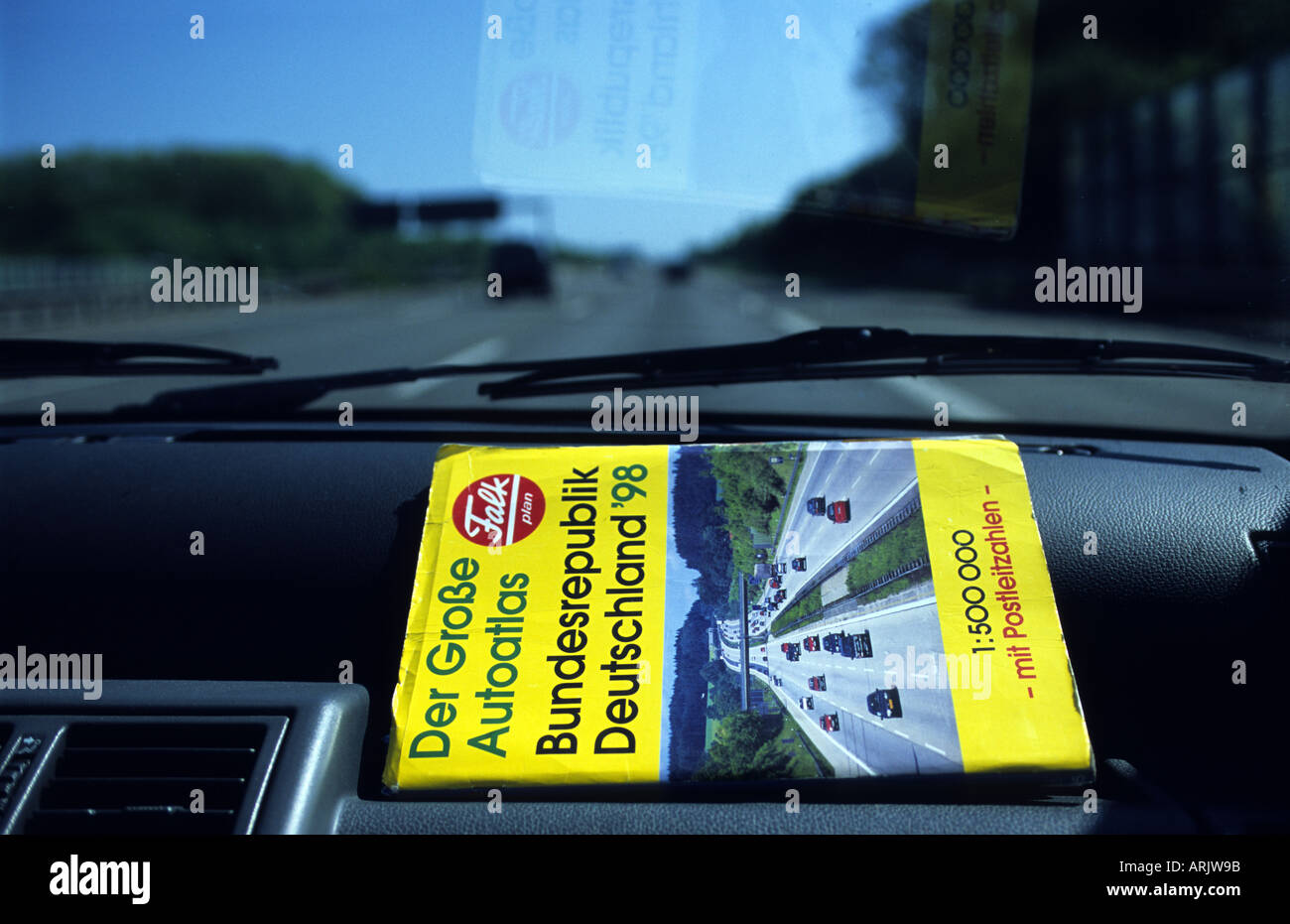 Straßenkarte von Deutschland sitzt auf dem Armaturenbrett eines Autos auf der Autobahn 3 in der Nähe von Köln, Nordrhein-Westfalen, Deutschland. Stockfoto