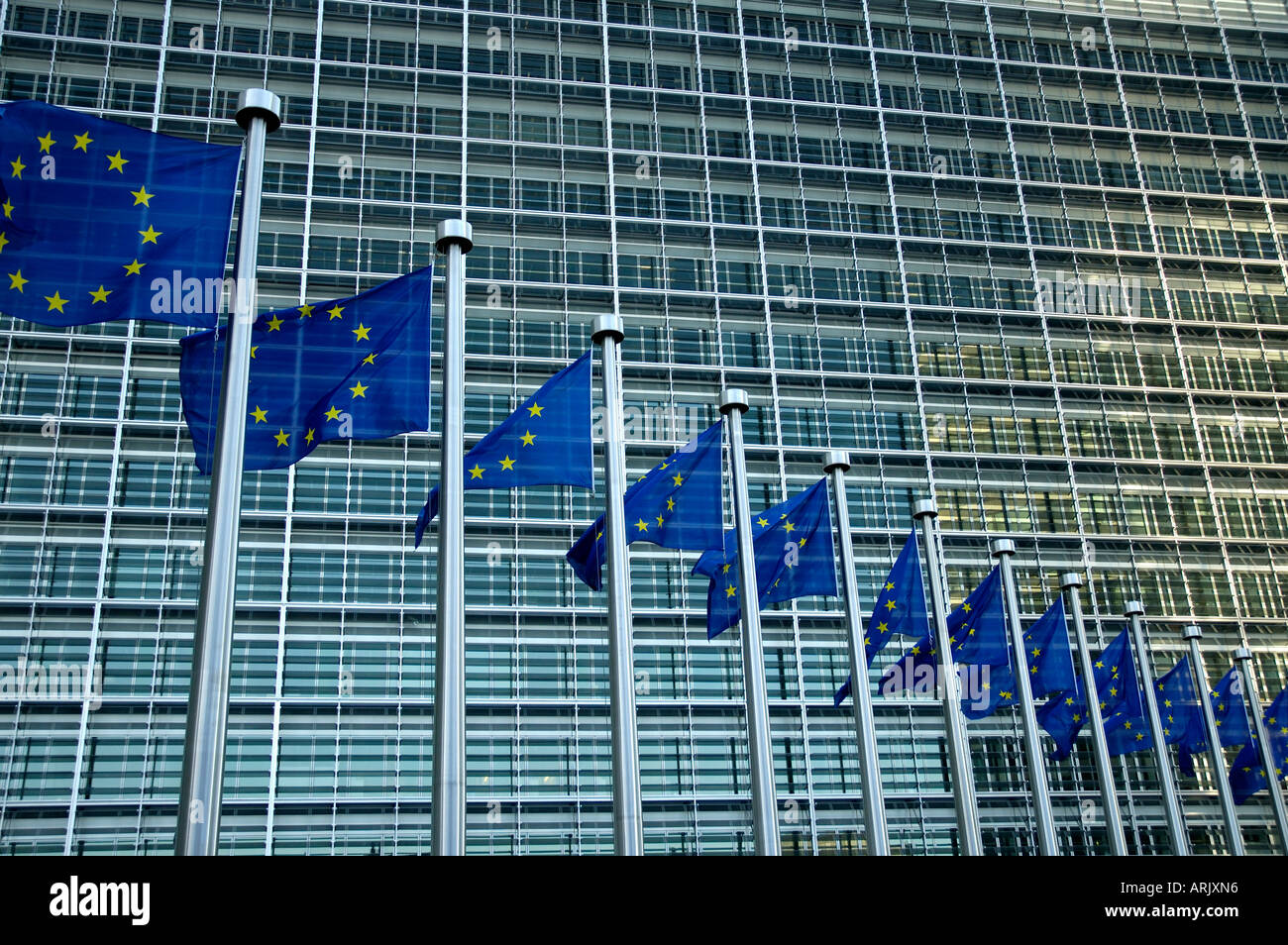 Europäische Fahnen vor dem Berlaymont-Gebäude Stockfoto