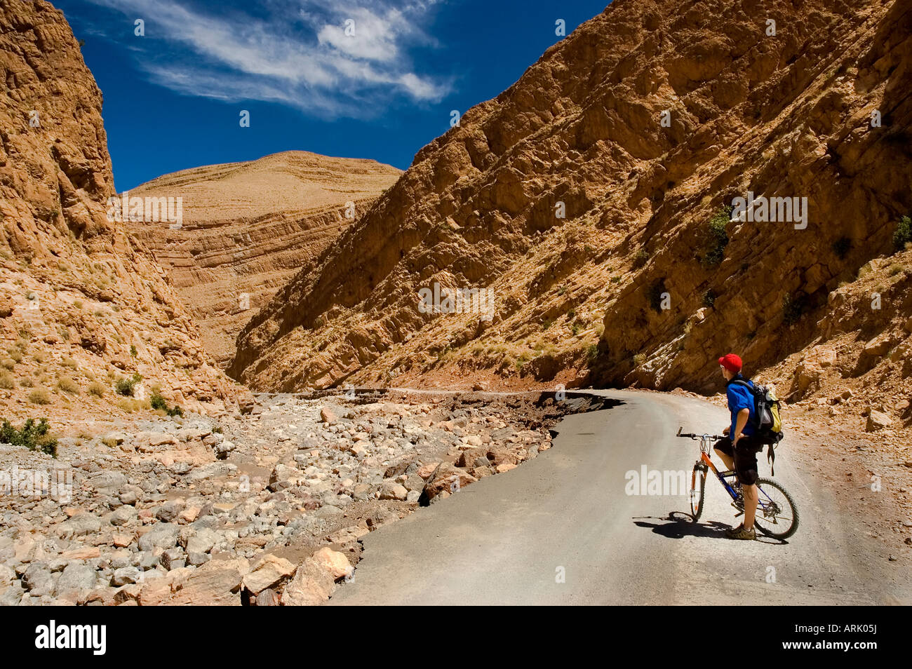 Mountain-Bike, trekking in der spektakulären Todra Schlucht Tinghir Marokko Stockfoto