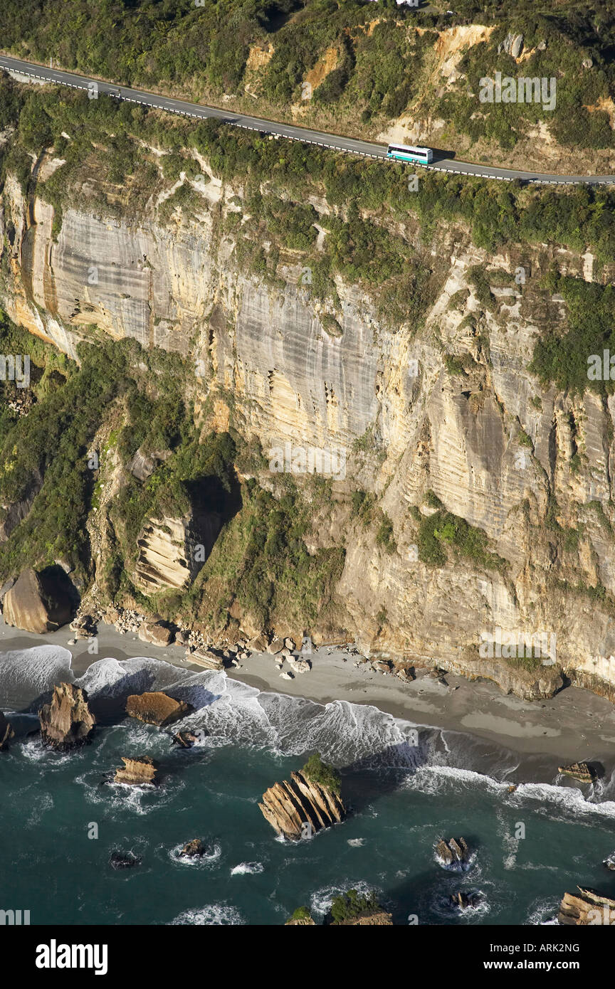 Intercity-Bus Autobahn und Klippen Irimahuwheri Bay senkrecht Punkt Paparoa Nationalpark Westküste Südinsel Neuseeland Stockfoto
