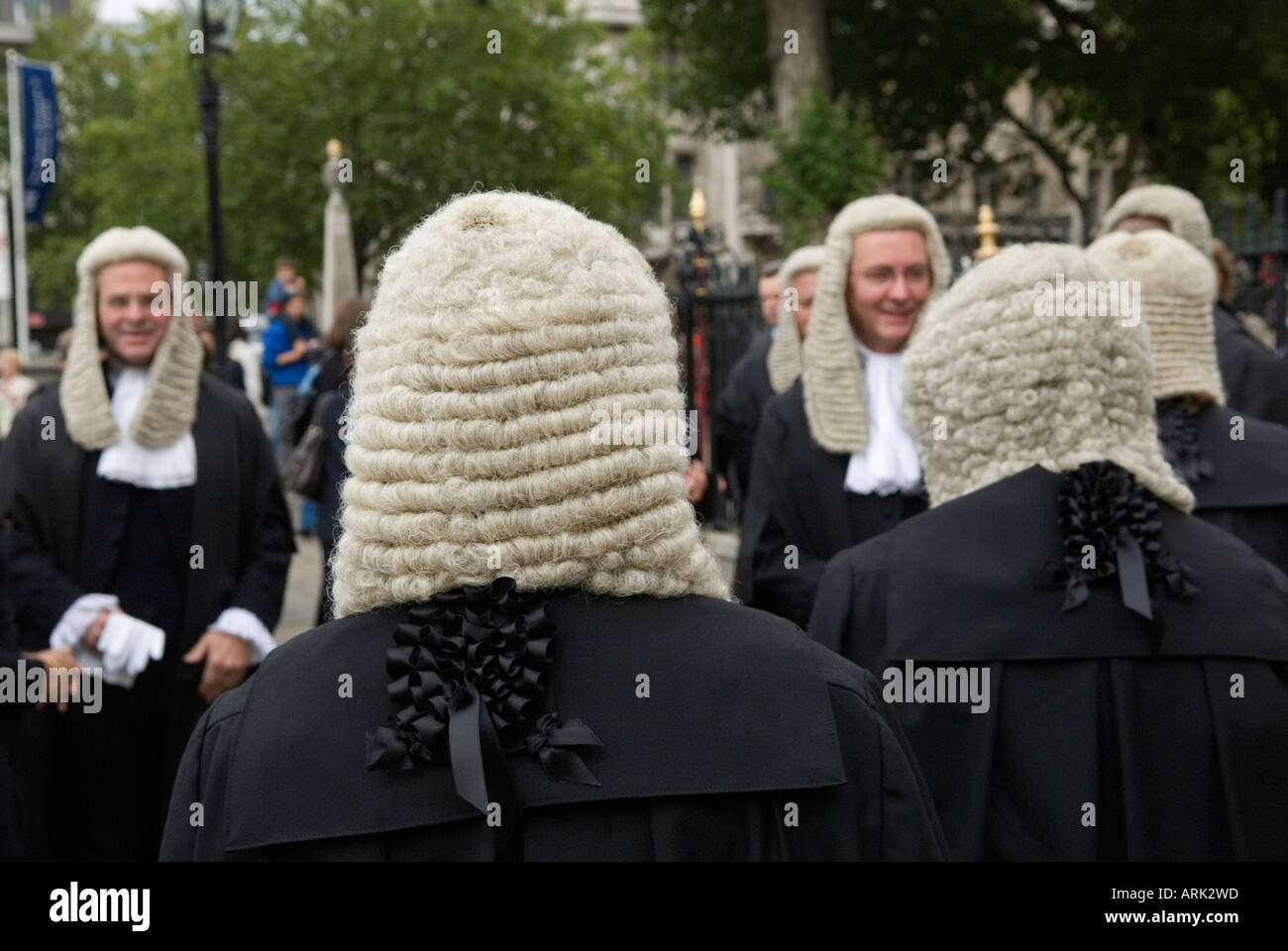 Die Bezirksrichter in Großbritannien treffen sich vor dem Lord Chancellors Breakfast, dem Beginn des neuen juristischen Jahres. Trägt traditionelle schwarze Kleider und Perücken London Stockfoto