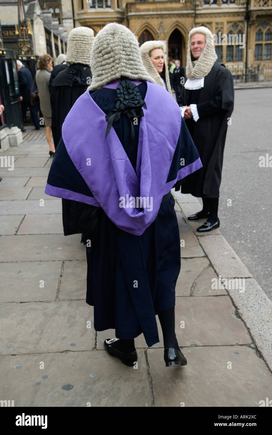 Circuit Judge in voller zeremonieller Kleidung kommt zum Lord Chancellors Breakfast in Westminster Abbey. Beginn des neuen juristischen Jahres London England Stockfoto