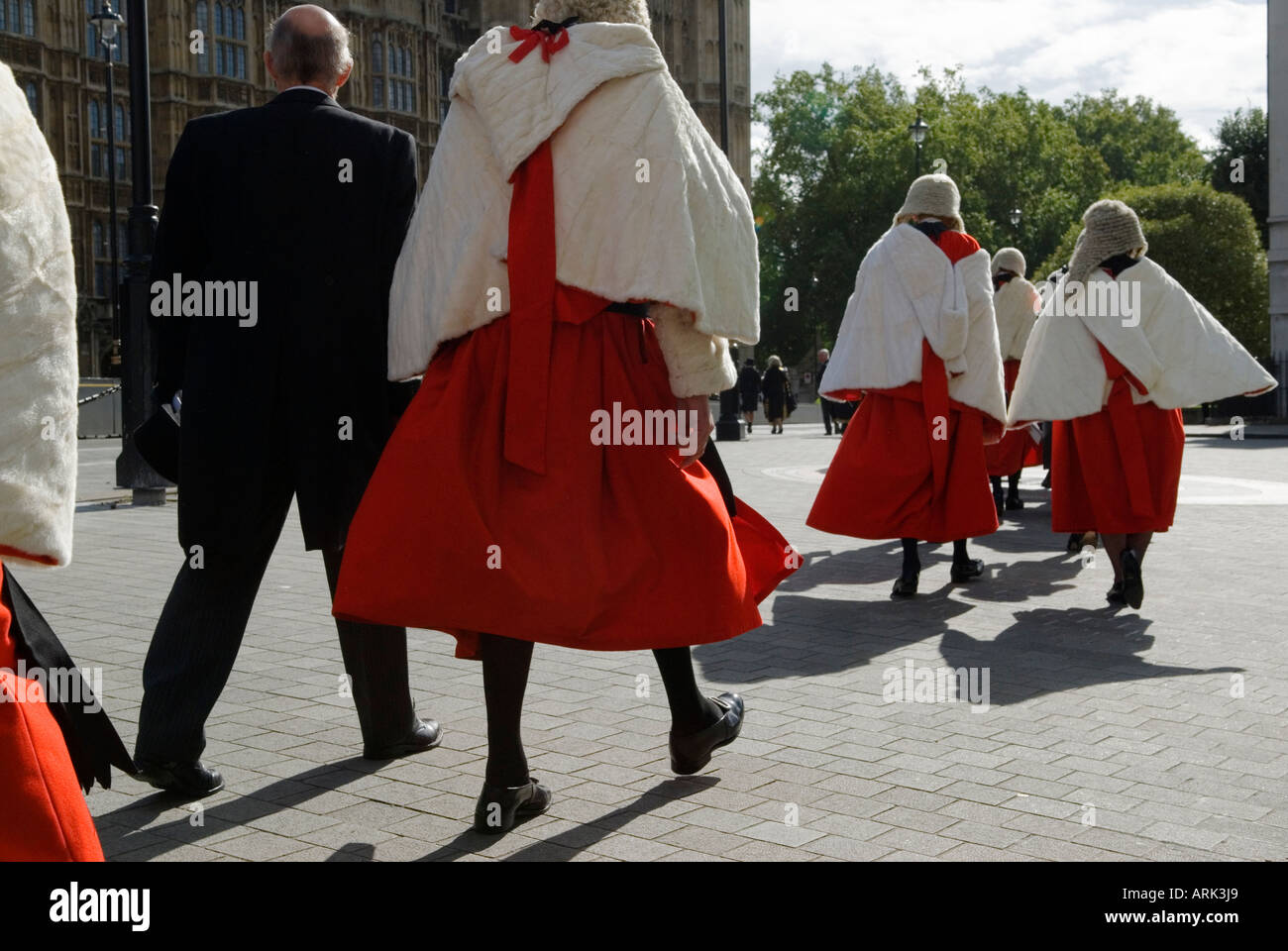 Frühstück Der Lord Chancellors. Richter am High Court gehen von Westminster Abbey zum House of Lords. Ermine Roben Pomp und Zeremonie. London England UK 2000s Stockfoto