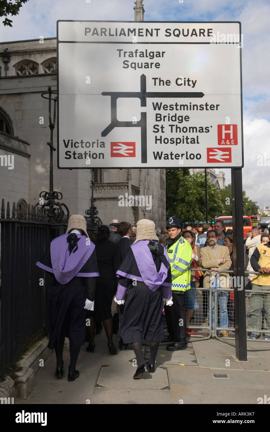Die Richter in voller zeremonieller Kleidung gehen nach dem Lordkanzlerfrühstück, dem jährlichen Beginn des neuen gesetzlichen Jahres. London England Großbritannien Stockfoto