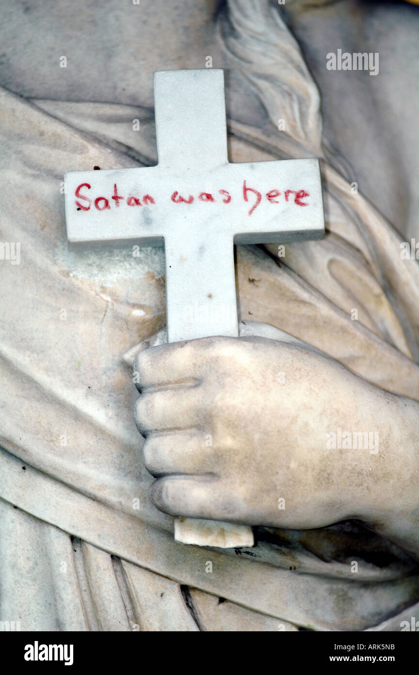 symbolische Foto: Statue mit Kreuz und der Aufschrift "Satan war hier". Satanismus. Stockfoto