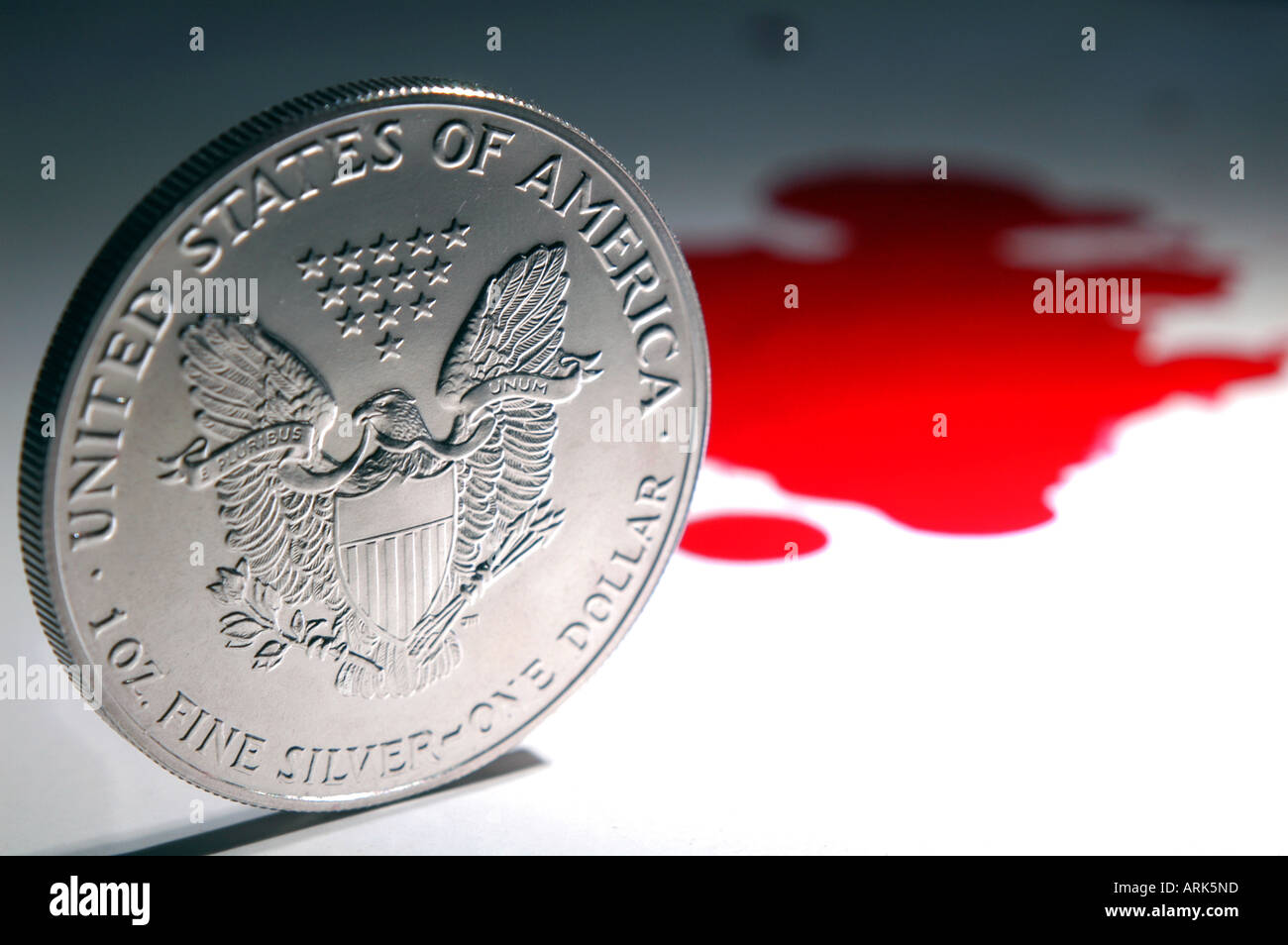 Symbolische Foto: US-Dollar und eine Blutlache. Krieg, Kosten des Krieges, "blutige Dollar". Stockfoto