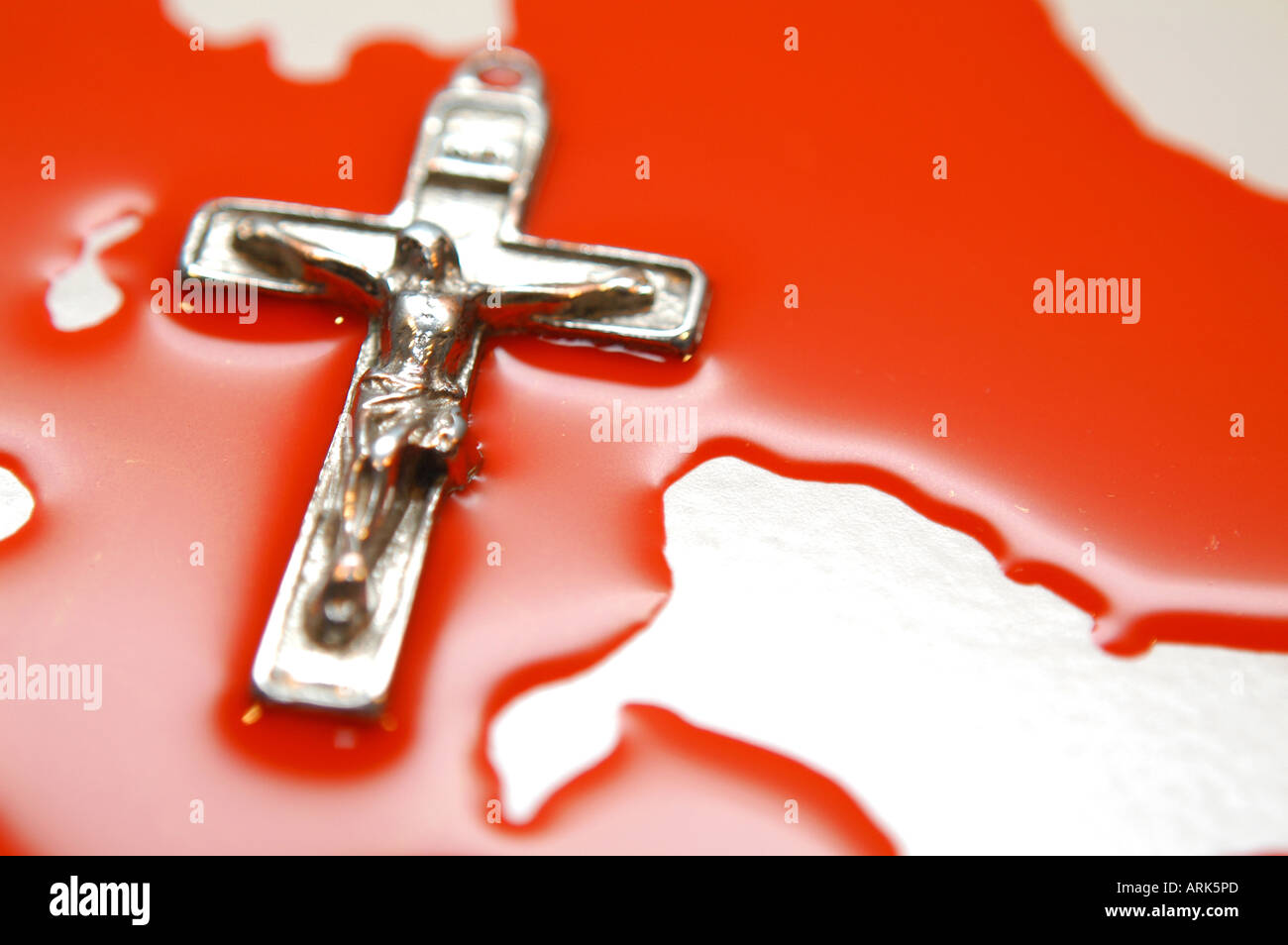 Symbolische Foto: Kreuz in einer Blutlache. Religiösen Kämpfe, Glaubenskrieg, Gewalt im Namen der Religion. Stockfoto