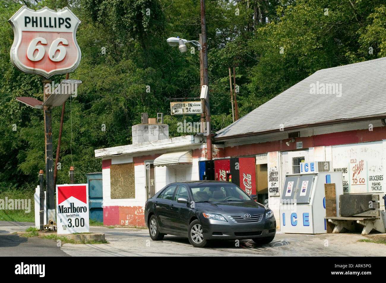 Hybrid-Auto an Benzin Tankstelle in USA Stockfoto