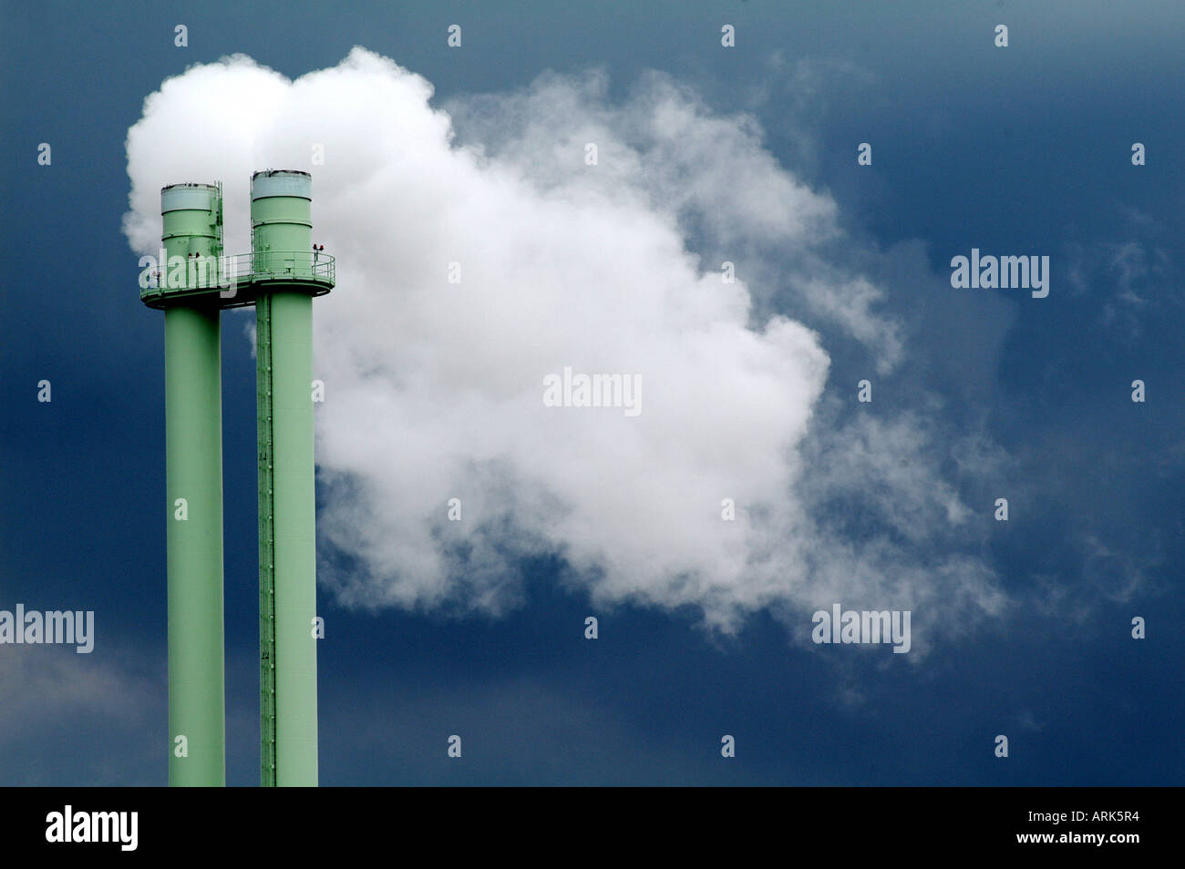 Symbolische Foto: Schornstein und Rauch einer Fabrik. Luftverschmutzung, Umweltverschmutzung. Stockfoto