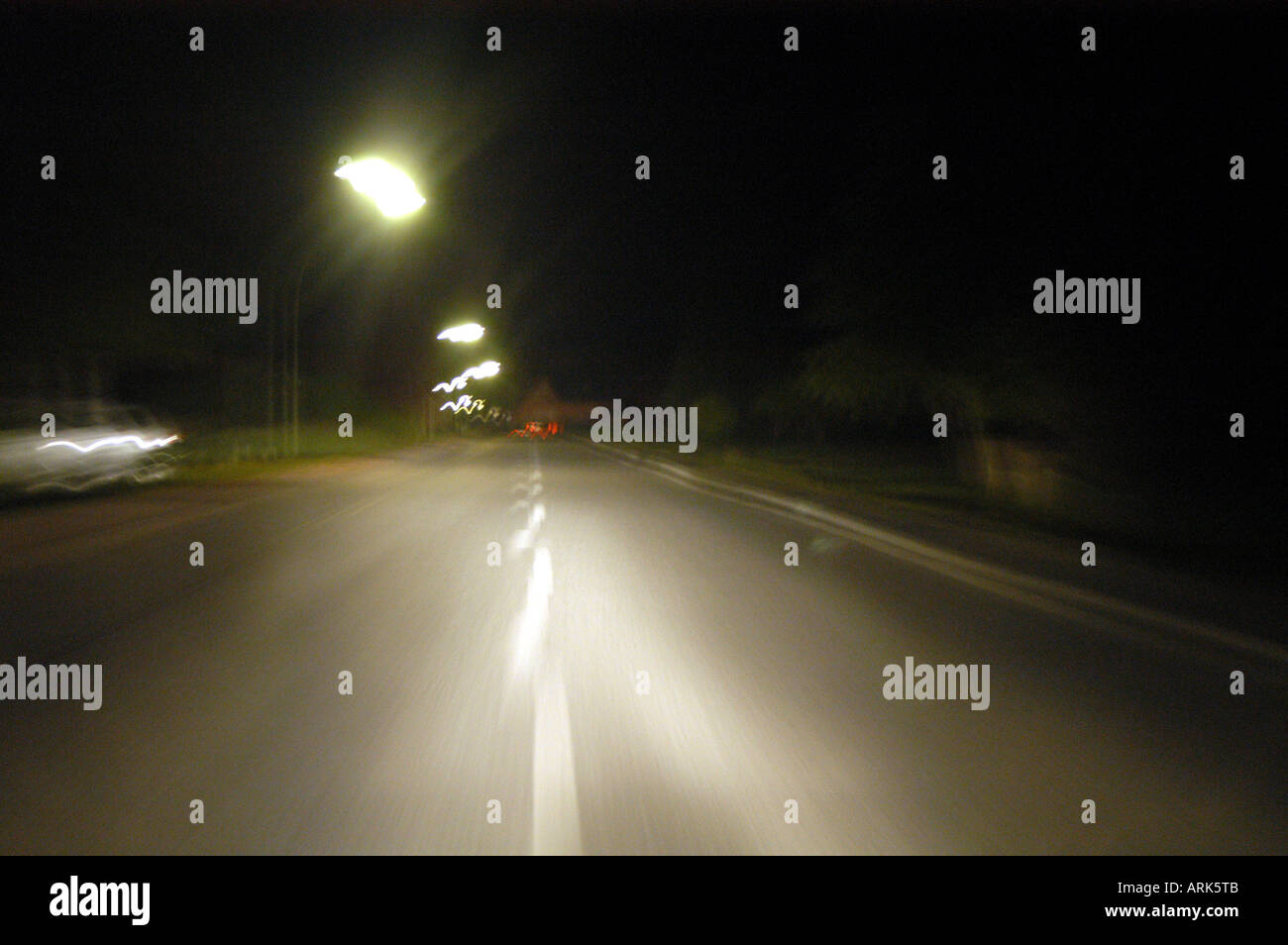Symbolische Foto: verschwommen Blick auf eine Straße in der Nacht. Alkohol am Lenkrad, Alkoholismus, betrunkenen Autofahrer. Stockfoto