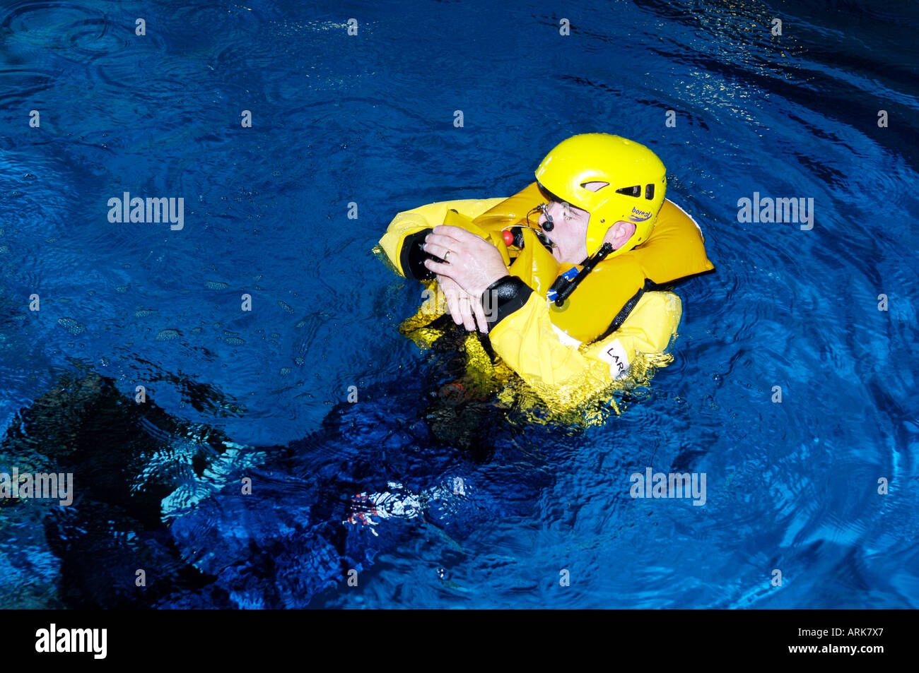 Mann im Wasser tragen Überleben nach hinten simulierten Graben ins Meer Stockfoto