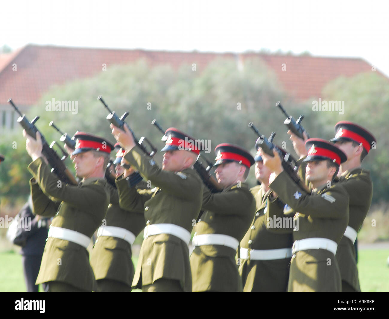 Salutschüsse bei militärischen Beerdigung Stockfoto