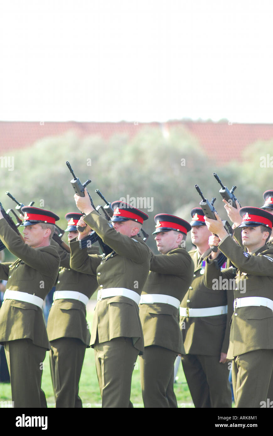 Salutschüsse bei militärischen Beerdigung Stockfoto