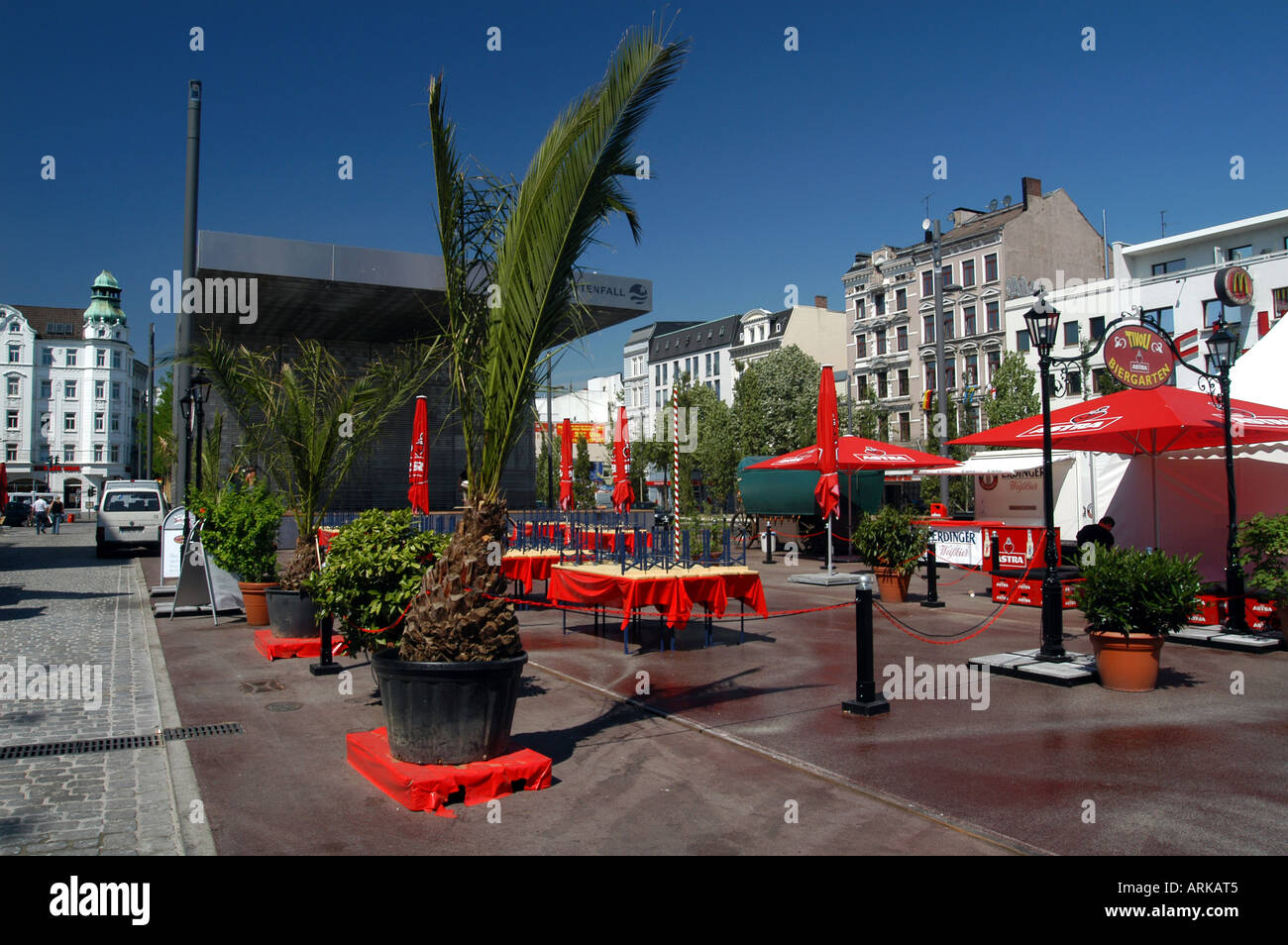 Die neu gestaltete "Spielbudenplatz" auf der Reeperbahn im Viertel St. Pauli. Befinden sich zwei Open-Air-Bühnen und Gastronomie Stockfoto