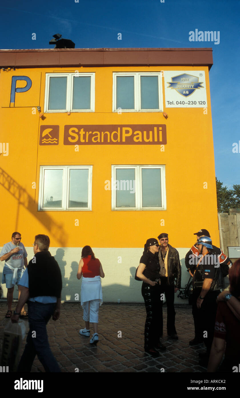 Eingang zum Beachclub "Strand Pauli" in St. Pauli mit Blick auf Fluss Elbe in Hamburg, Deutschland Stockfoto