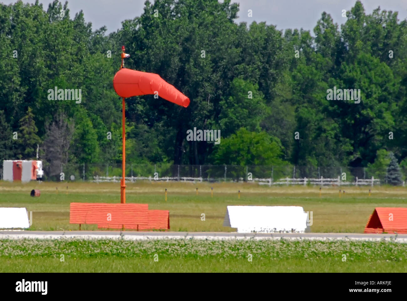Red Wind Geschwindigkeit gerichtete und Geschwindigkeit Socke auf dem Rollfeld eines kleinen Luft-Ports Stockfoto