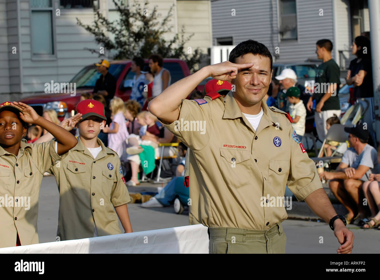 Junge Pfadfinder von Amerika teilnehmen marschieren in einer parade Stockfoto