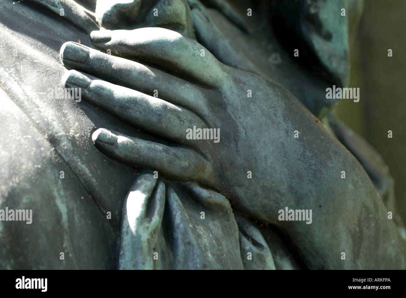 Symbolische Foto: Detail einer historischen Statue auf einem Friedhof. Hand mit Taschentuch. Stockfoto