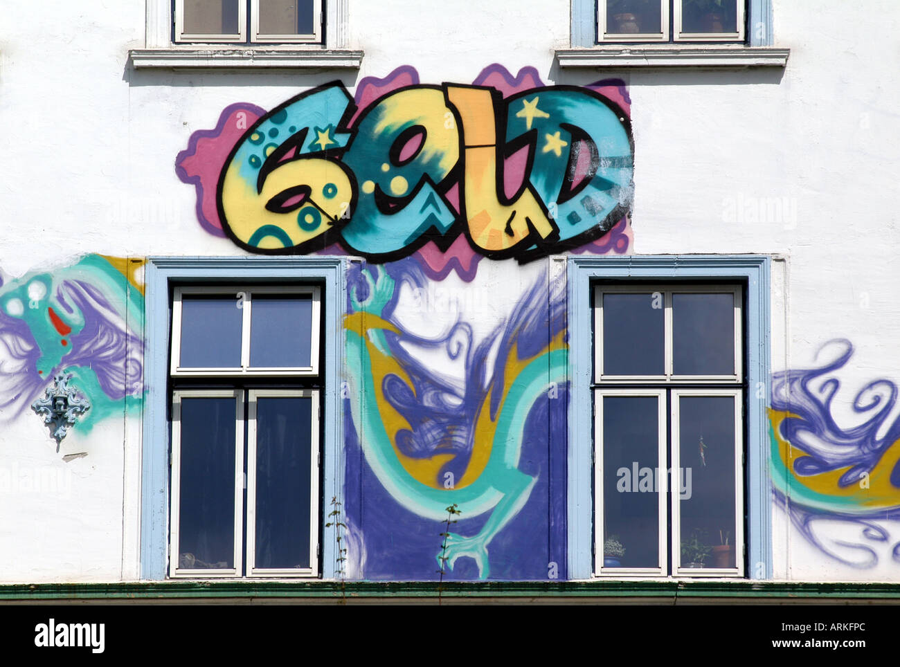 Symbolische Foto: eine farbige Graffiti "Geld" (Geld) auf der Fassade in der Straße Hafenstraße als Protest gegen Handel und Consum Stockfoto
