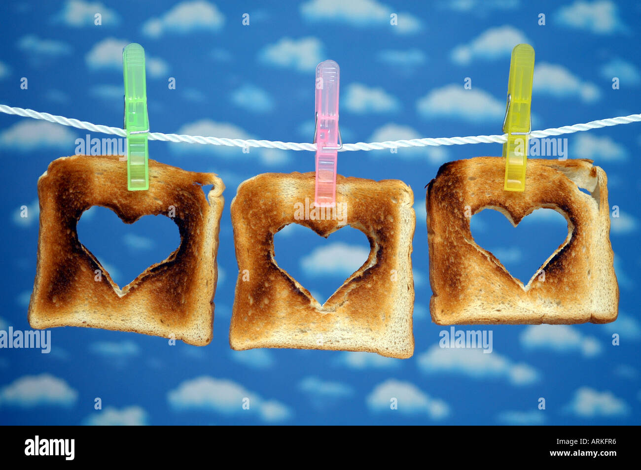 Symbolische Foto: Toast mit Herzen auf einer Wäscheleine. Stockfoto