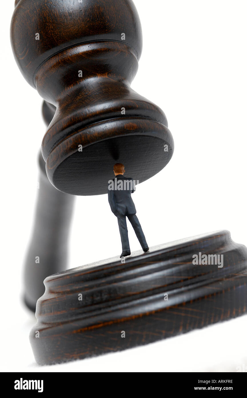 Symbolische Foto: Fehler der Justiz. Ein Mann unter einem Richter Hammer. Stockfoto