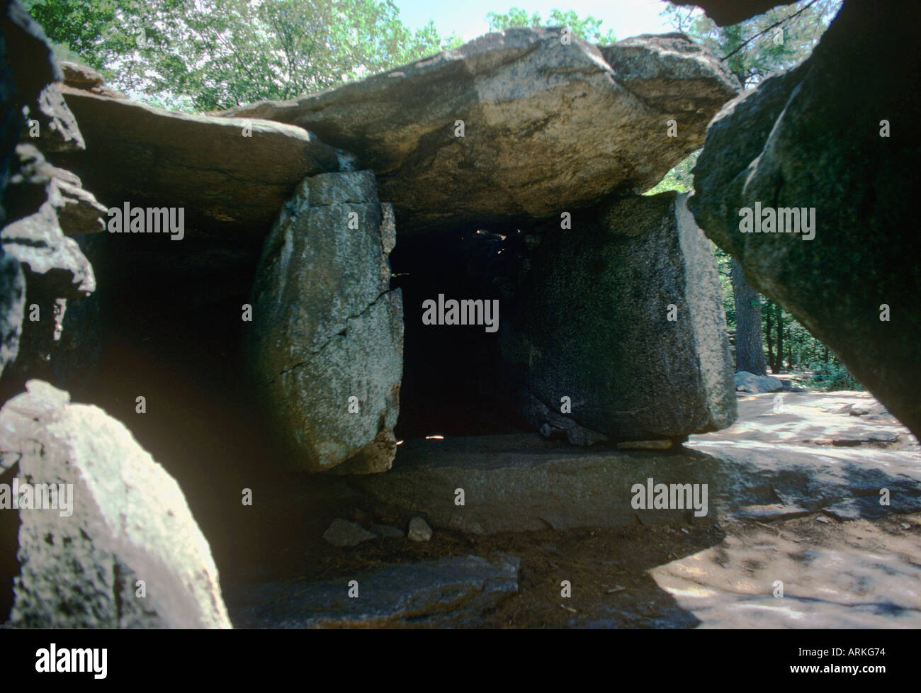 Grab des alten Grabkammer Lost Souls im Geheimnis Hill-Komplex aus Stein Strukturen North Salem New Hampshire Stockfoto
