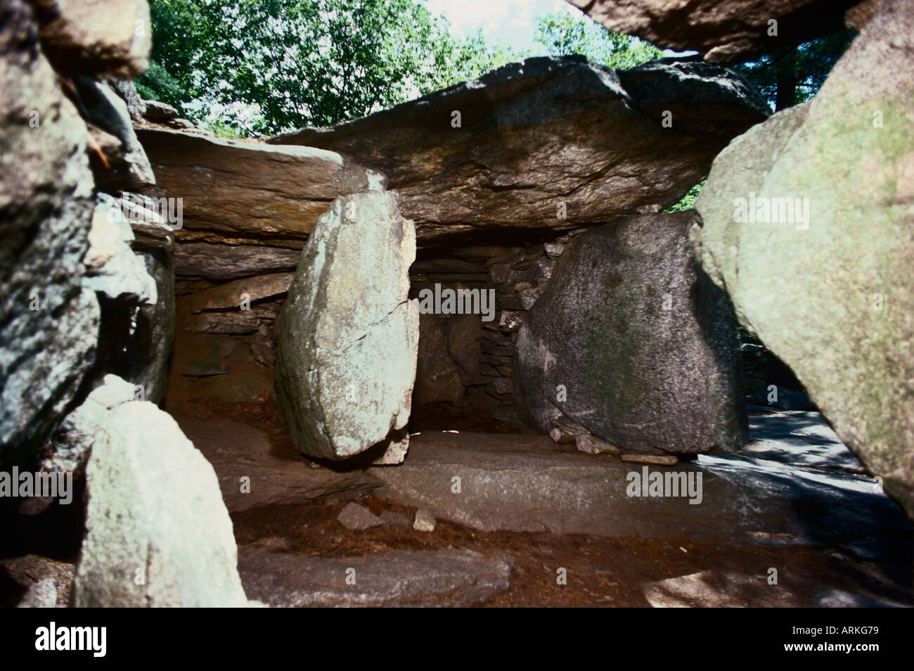 Grab von Lost Souls Megalithic Grab oder neuere Wurzel Keller Stein Struktur bei Mystery Hill New Hampshire, USA Stockfoto