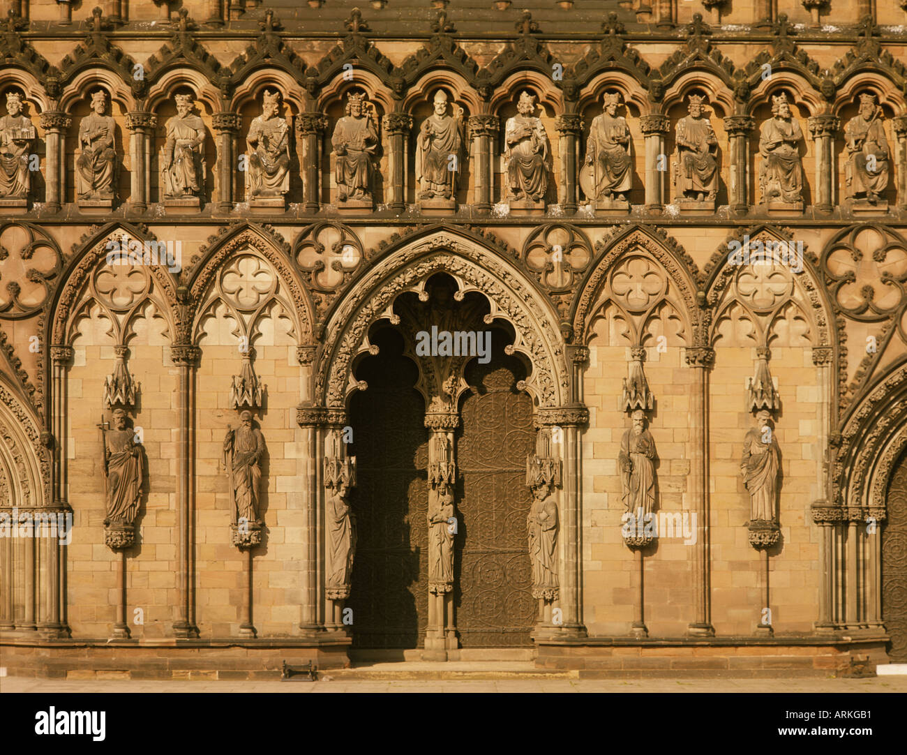 Detils die vielen steinernen Figuren auf der Vorderseite des roten Sandsteins von Lichfield Kathedrale Staffordshire Stockfoto