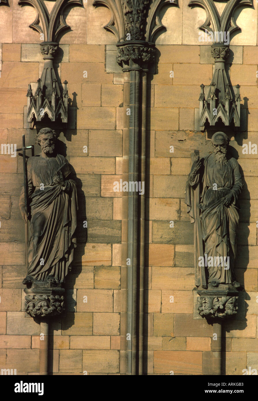 Lichfield Kathedrale 2 113 Statuen an der Westfront der roten Sandstein Struktur Stockfoto