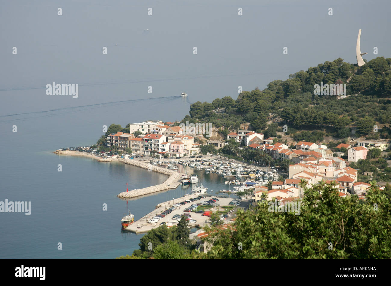 Luftaufnahme des Dorfes am Meer Podgora auf Kroatiens dalmatinische Küste Stockfoto
