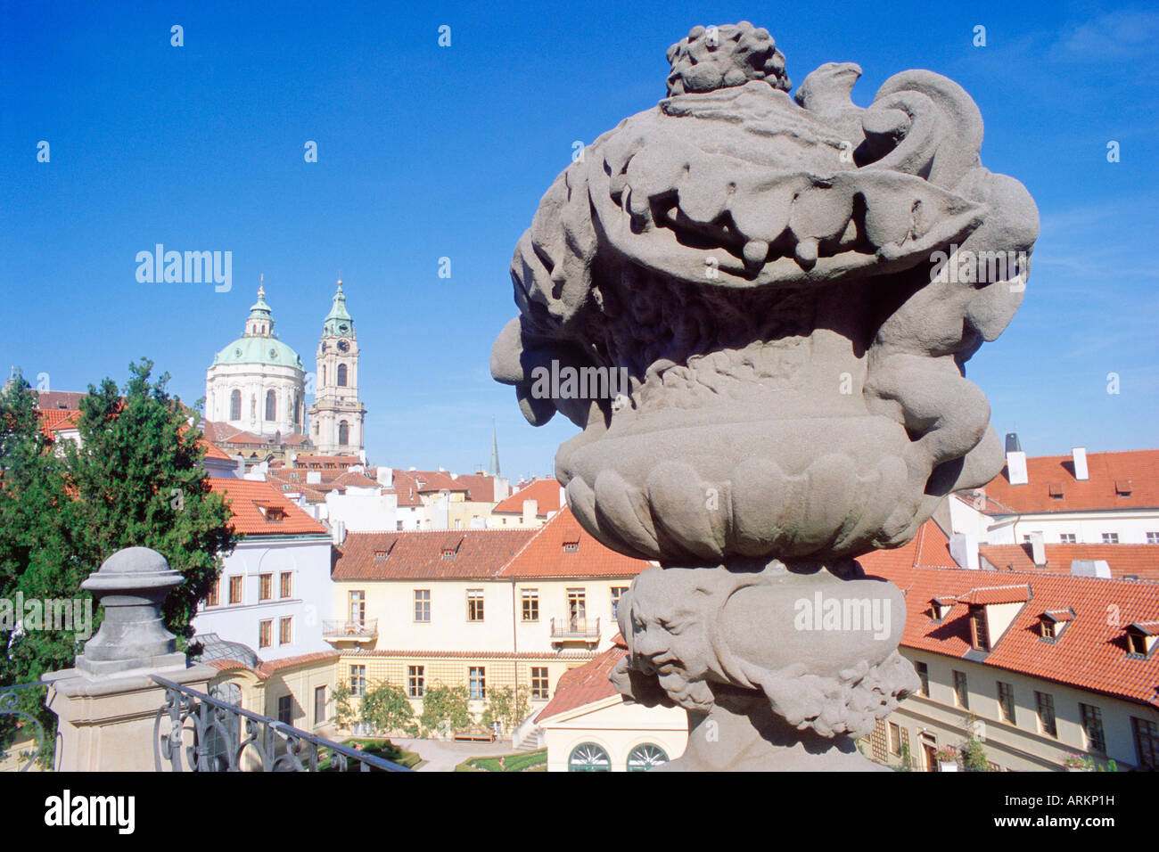 Barockstatue im Vrtbovska Garden mit barocken St.-Nikolaus-Kirche im Hintergrund, Mala Strana, Prag, Tschechische Republik Stockfoto