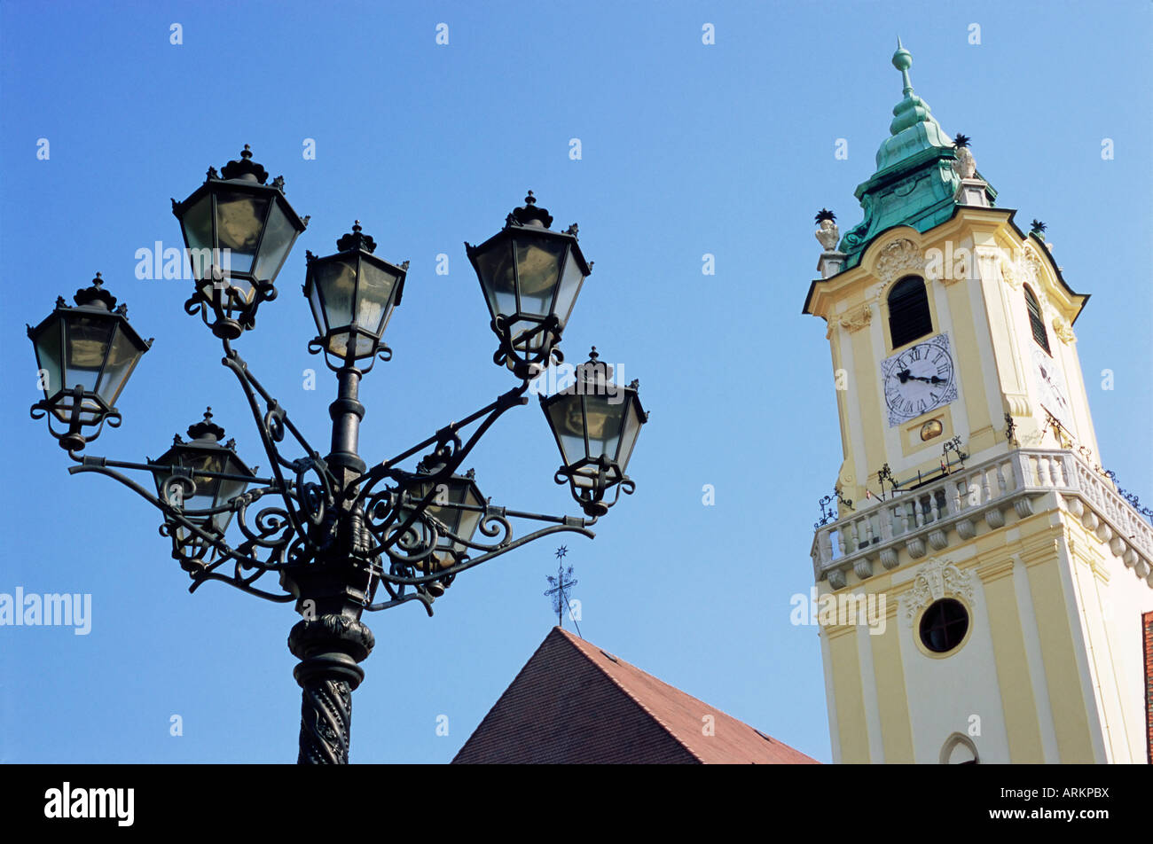 Turm des alten Rathauses und Schmiedeeisen 19. Jahrhundert Straßenlaterne, Bratislava, Slowakei, Europa Stockfoto