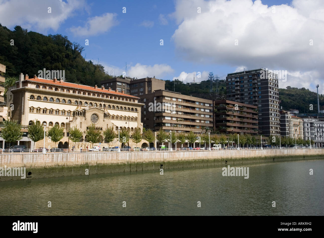 Uiversidad de Deusto Fluss gegenüber Guggenheim Museum Bilbao Euskal Herria Spanien Stockfoto