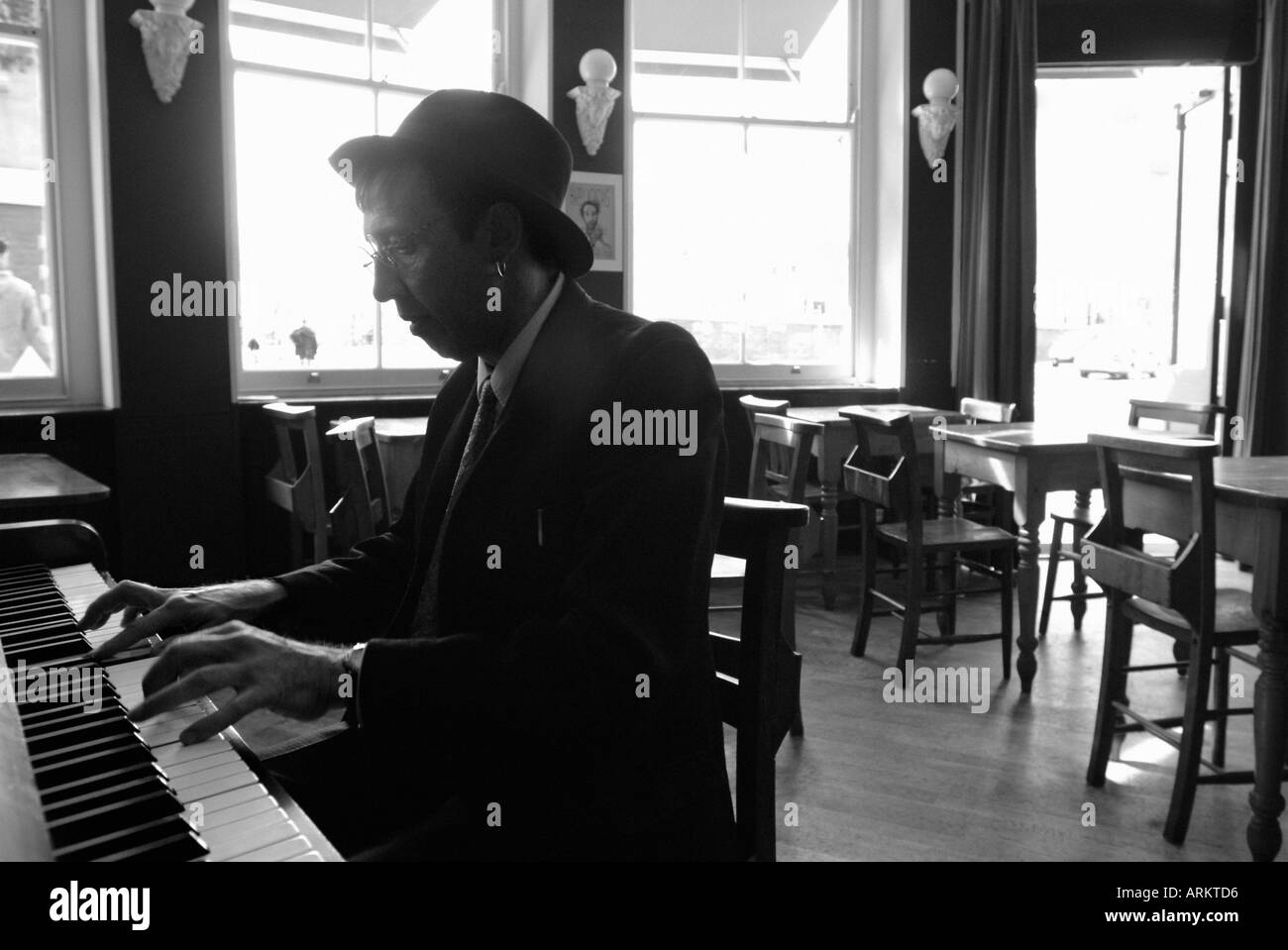 Pianist in der Bar Stockfoto