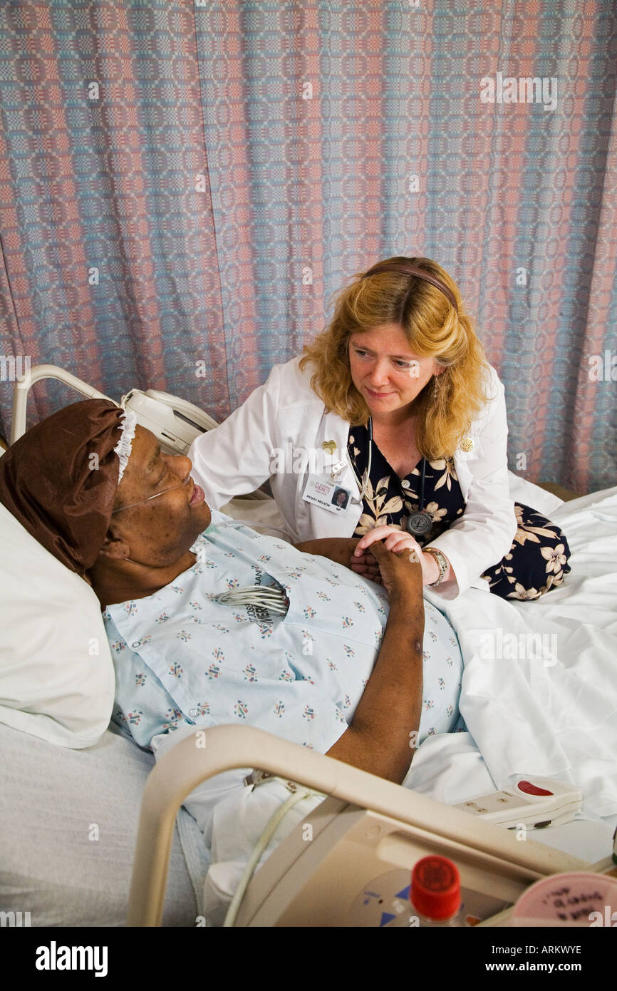 Krankenschwester mit Patienten in End of Life Care-Programm Stockfoto