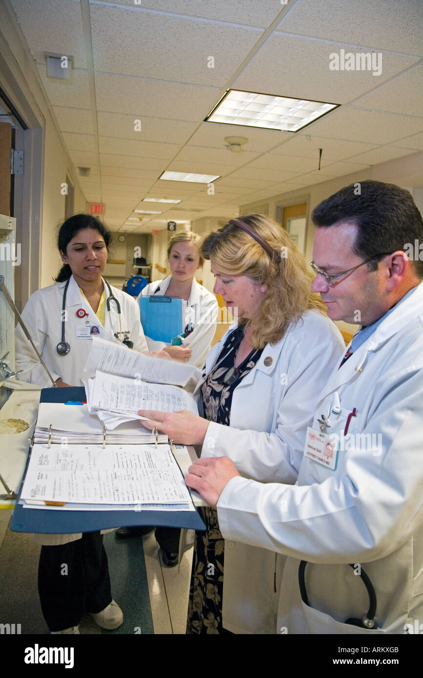 Arzt und Krankenschwester prüfen Patientenakten Stockfoto