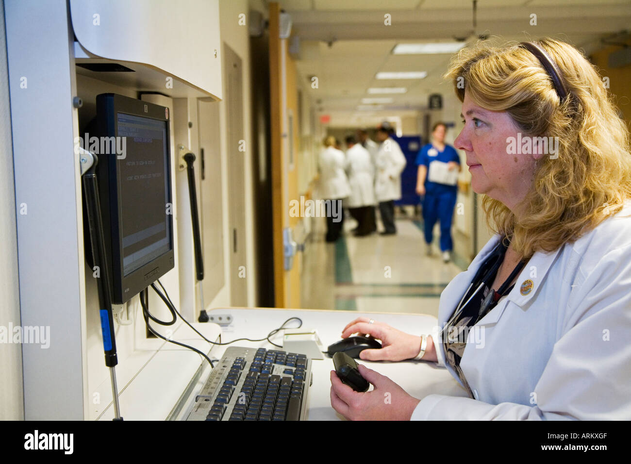 Krankenschwester Kontrollen Patientenakten Stockfoto