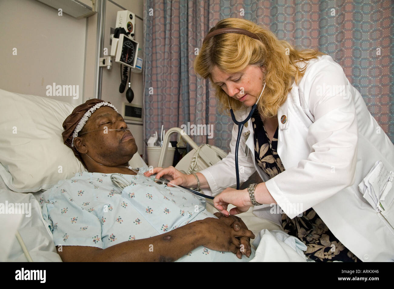 Krankenschwester mit Patienten in End of Life Care-Programm Stockfoto